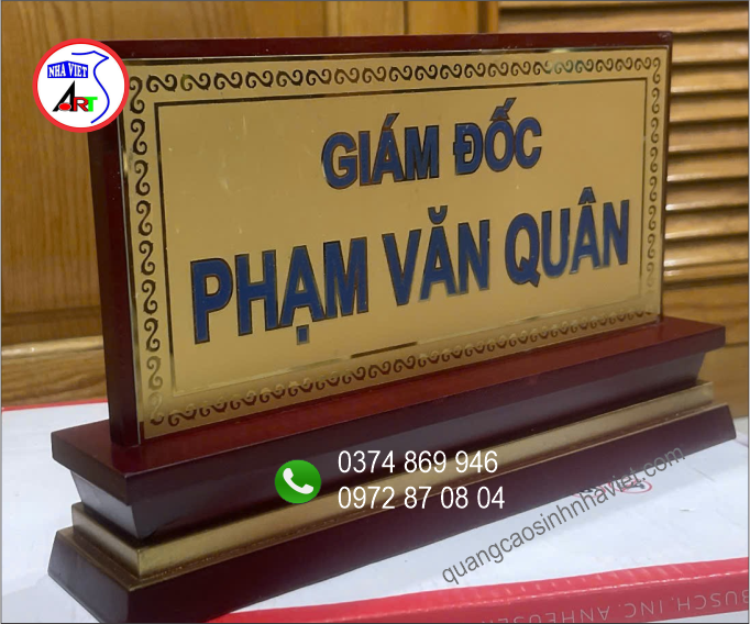 Bảng chức danh để bàn cao cấp, đế gỗ sang trọng, mặt inox khắc chữ rõ nét, góc nhìn nghiêng tại Đồng Nai