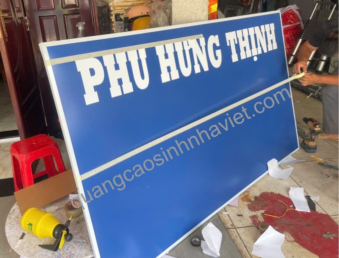 dán chữ decal cho bảng hiệu tôn Phú hưung thịnh tại xưởng quảng cáo Sinh Nhà Việt, Biên Hòa