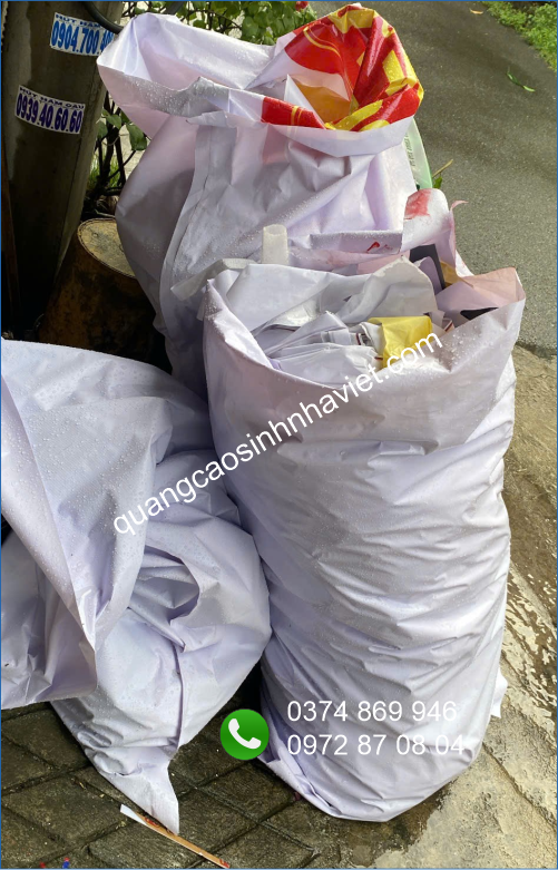 Tái chế băng rôn cũ – không vứt bỏ mà dùng keo dán sắt 502 dán lại thành bao đựng rác, tấm che, hoặc vật dụng trong nhà.