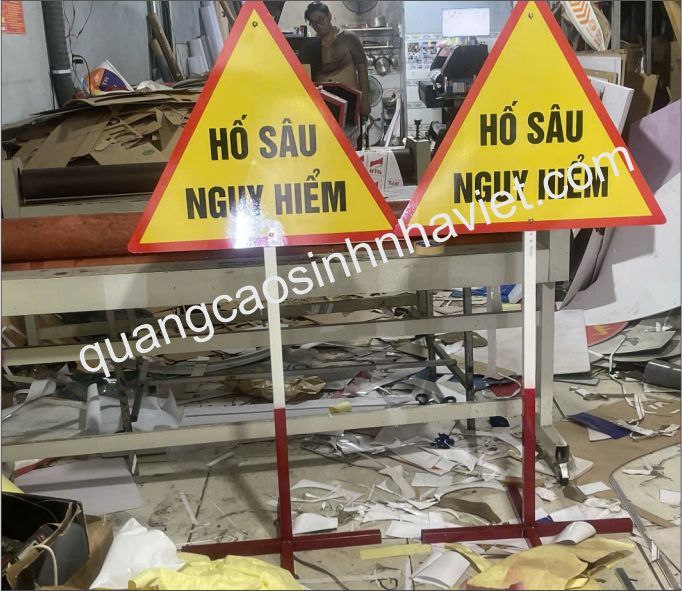 Biển báo tam giác hố sâu tại long thành, nhơn trạch