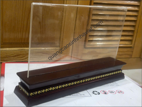 Biển chức danh để bàn chân gỗ mặt mi ca phục vụ nhanh tại Biên Hòa, Đồng Nai