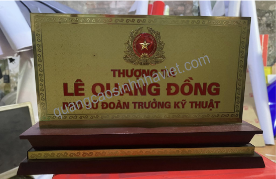biển chức danh quân đội đơn vị 972, biển chức danh đế gỗ mặt inox, biển chức danh tổng kho Long Bình