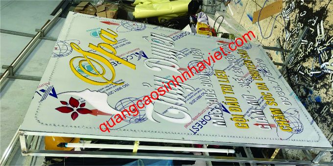 Sinh Nhà Việt Đồng Nai đang làm hộp đèn alu CNC chữ mica  âm, LED viền cho spa Thủy Duyên