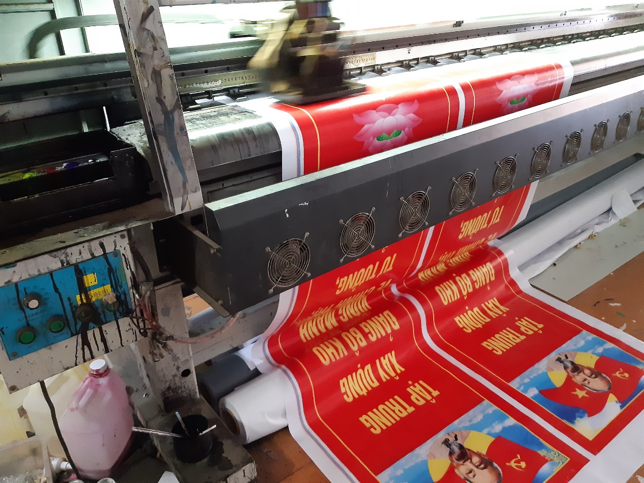 in băng rôn cổ động tại long thành