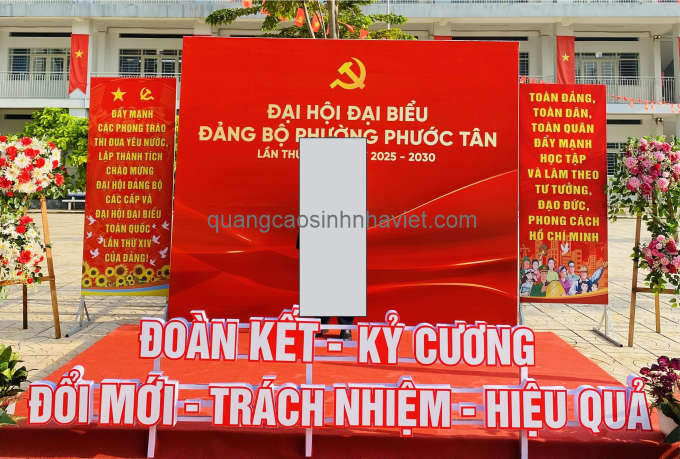 Backdrop và phông sự kiện Đại hội Đảng bộ Phường Phước Tân 2025-2030, có thêm băng rôn và hoa trang trí.
