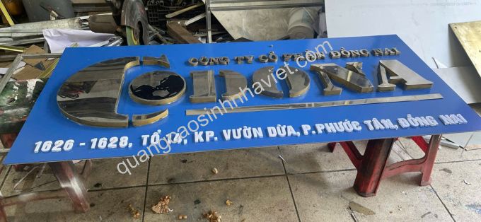 bảng hiệu tên công ty codona đang được sản xuất tại xưởng quảng cáo sinh nhà việt biên hòa