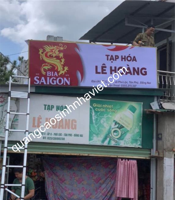 Công nhân của Sinh Nhà Việt đang thi công lắp ráp bảng hiệu cho Tạp hóa Lê Hoàng, Tân Phú