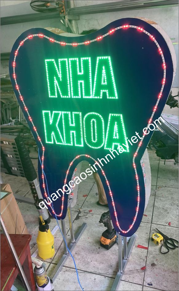 Bảng LED nha khoa Nhơn Trạch, sản xuất tại xưởng Sinh Nhà Việt