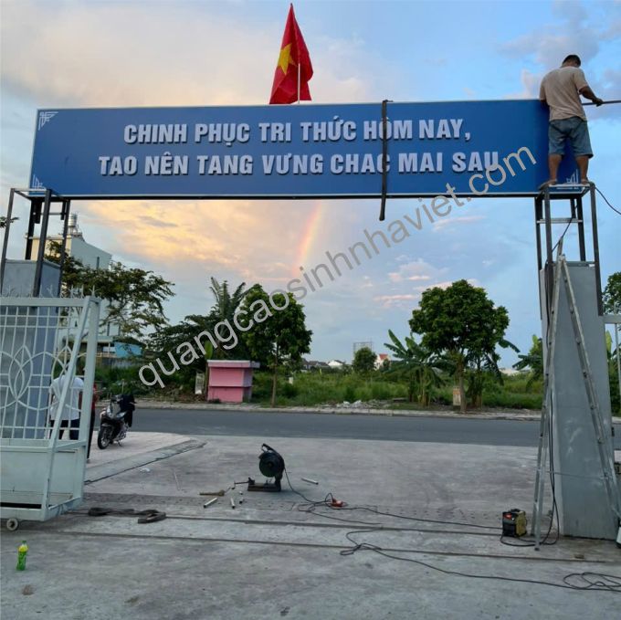 mặt sau của bảng hiệu trường THCS PHƯỚC TÂN 3