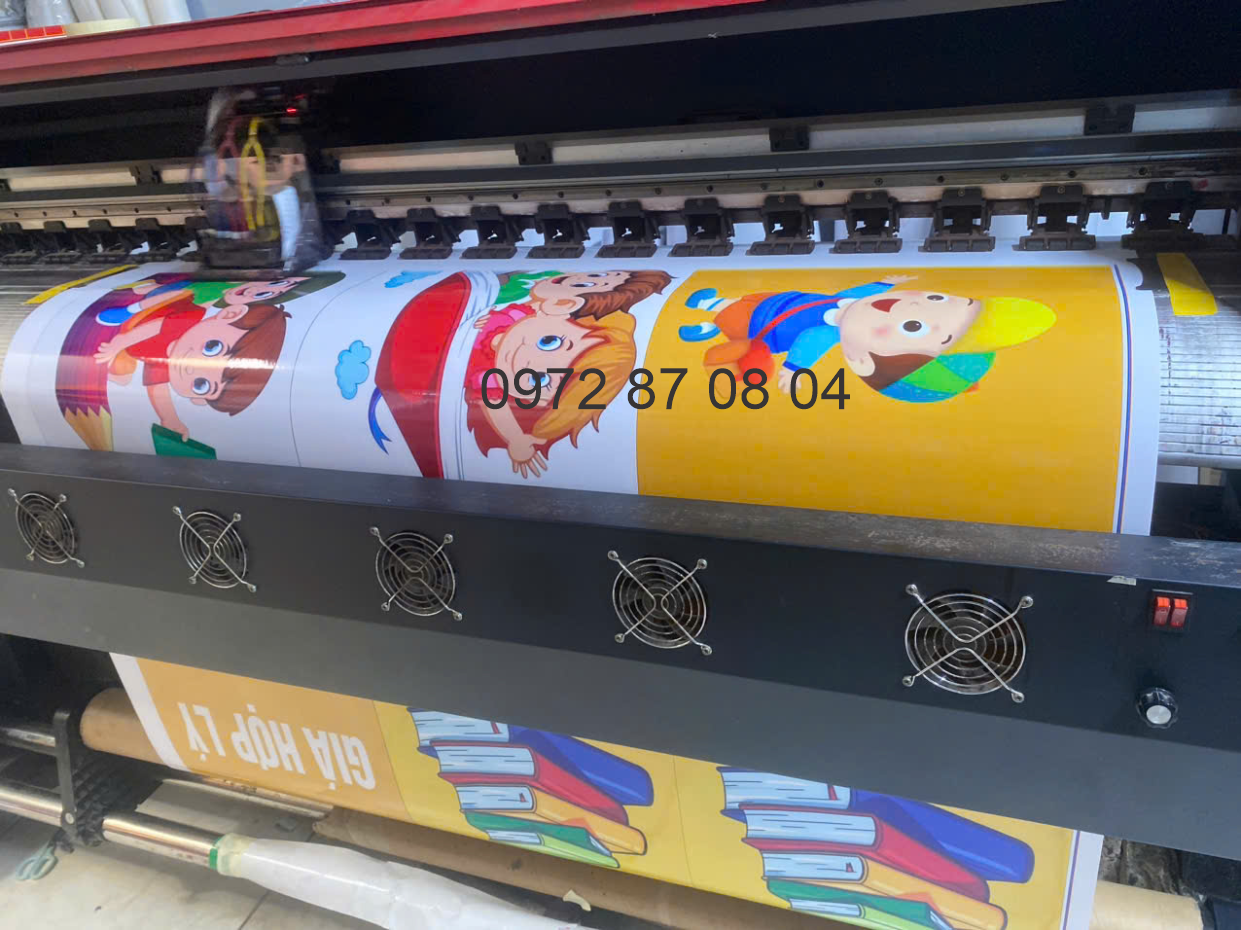 Máy in decal UV hiện đại tại xưởng Sinh Nhà Việt phục vụ Long Thành