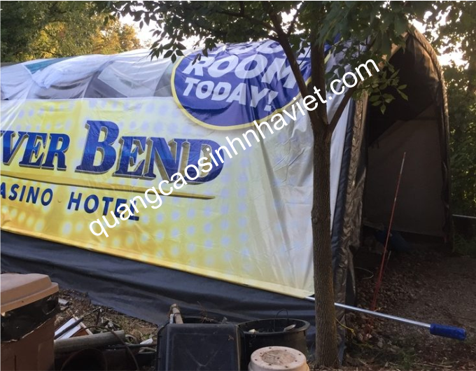 Tái sử dụng băng rôn cũ làm mái che ngoài trời – giải pháp tiết kiệm và thân thiện với môi trường.