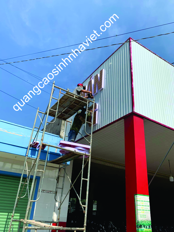 Thi công bảng hiệu nền tôn chữ nổi mica tại Nhơn Trạch – Sinh Nhà Việt