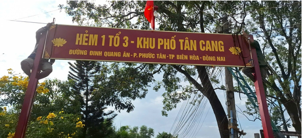 Đội ngũ thợ Sinh Nhà Việt thi công cổng chào khu phố văn hóa Tân Cang tại Phước Tân, Đồng Nai